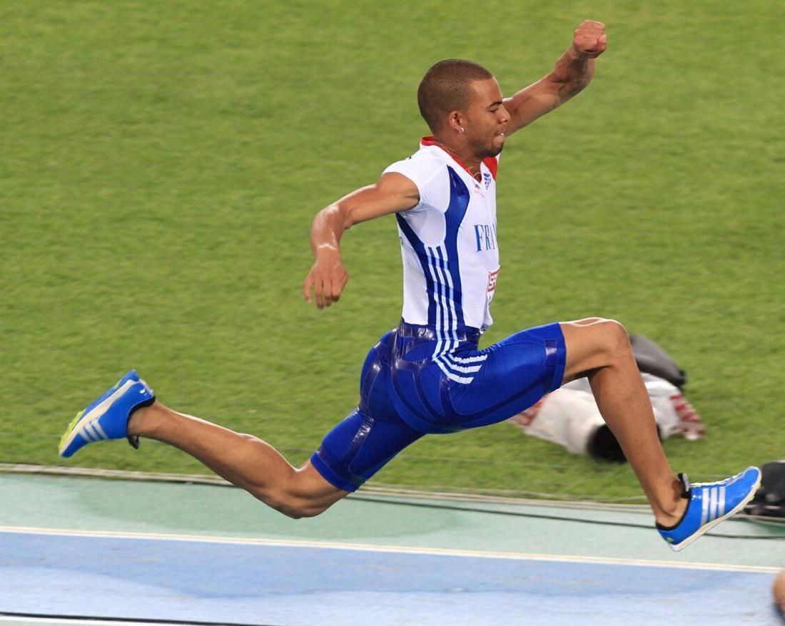 Benjamin Compaoré en plein bond de triple saut