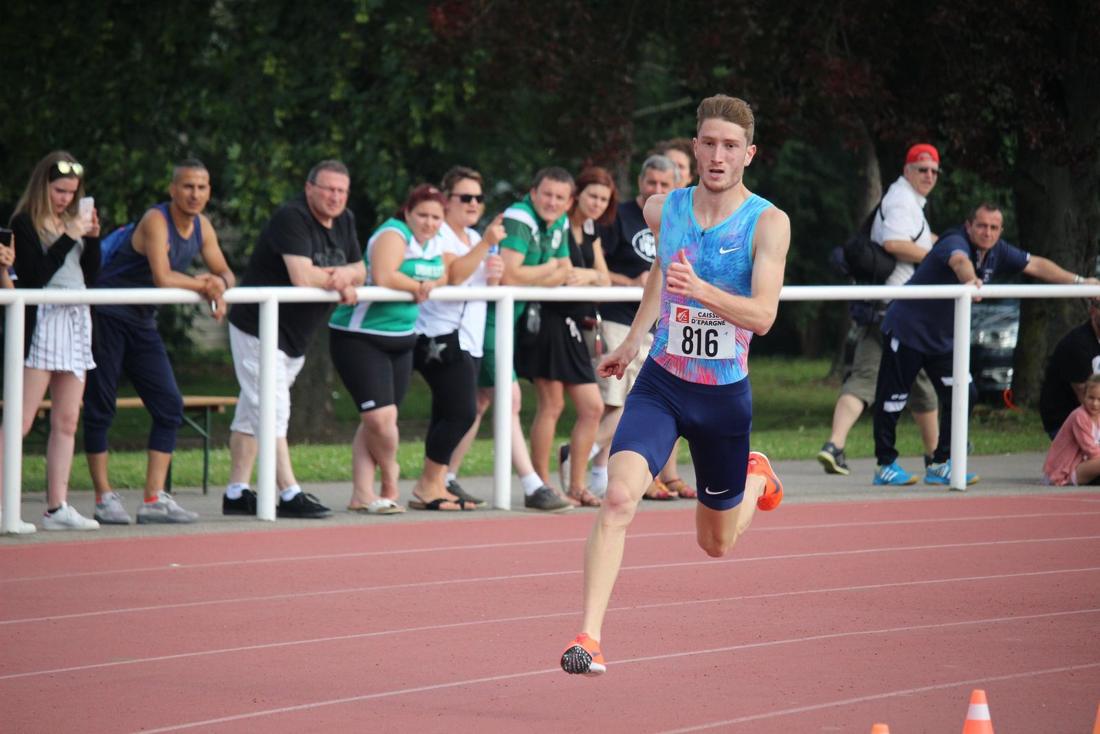 Baptiste Mischler en course sur la piste