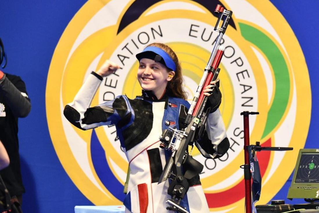 Océanne Muller, carabine en main, salue après son tir