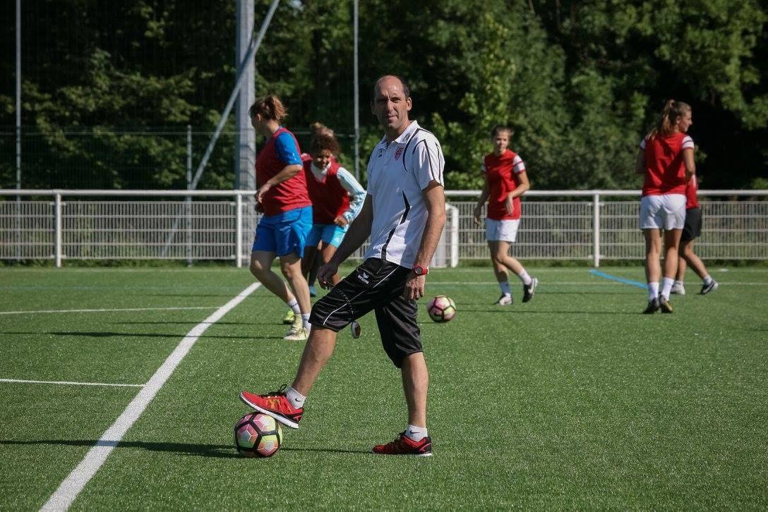 Nicolas Delpech dirige une séance de préparation physique avec une équipe de football féminin