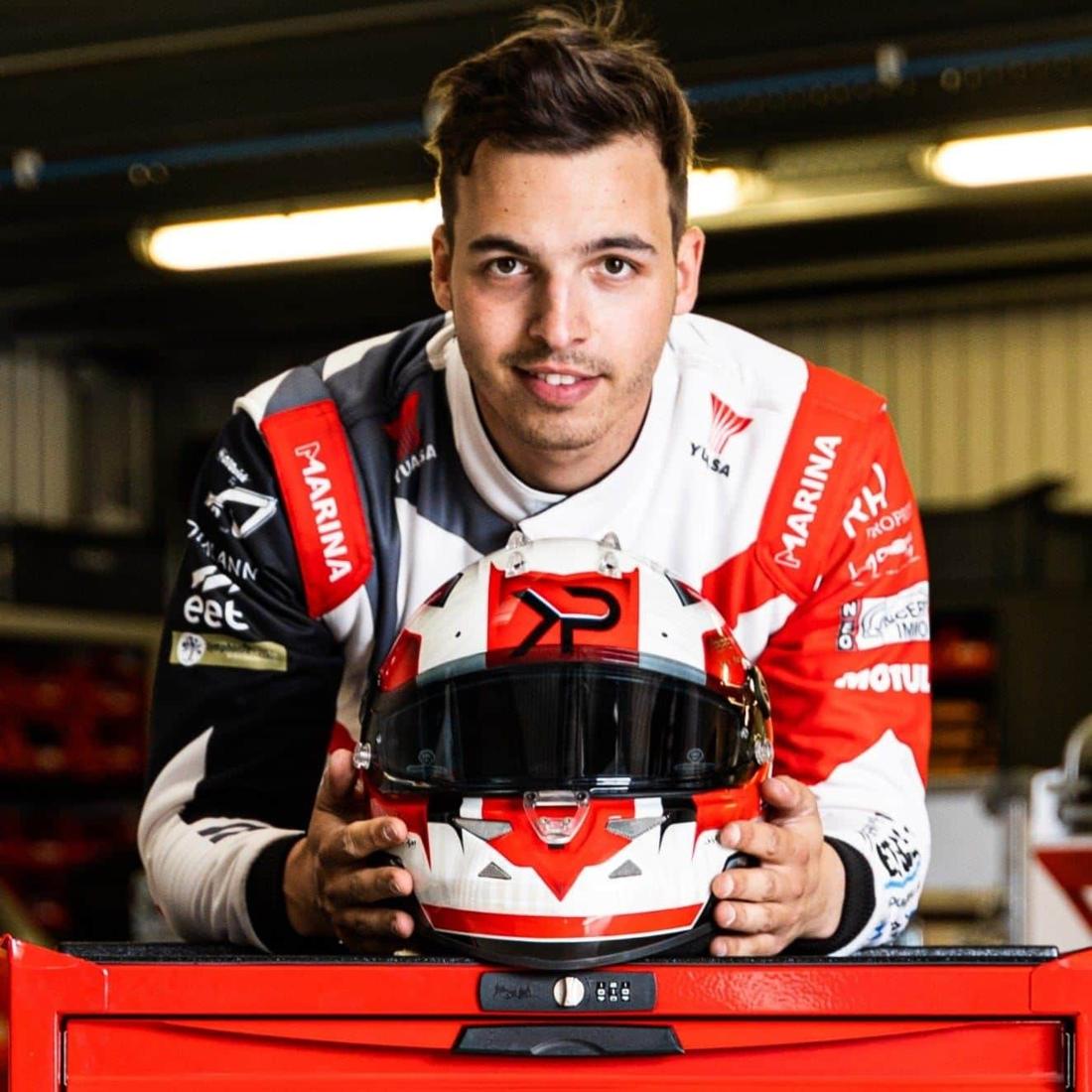 Kevin Petit avec son casque, devant sa voiture