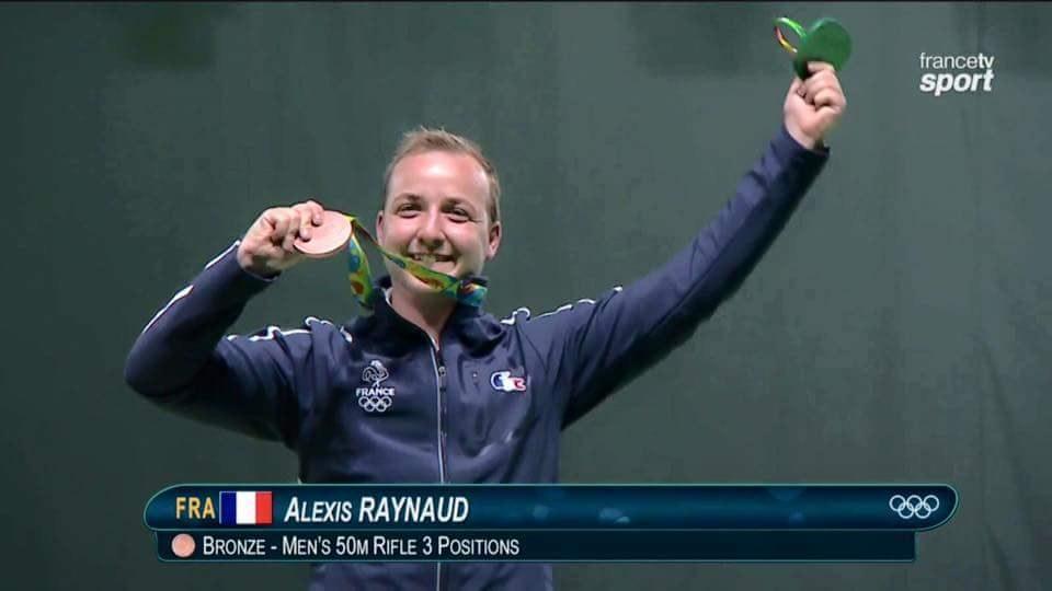 Alexis Raynaud montre sa médaille de bronze olympique